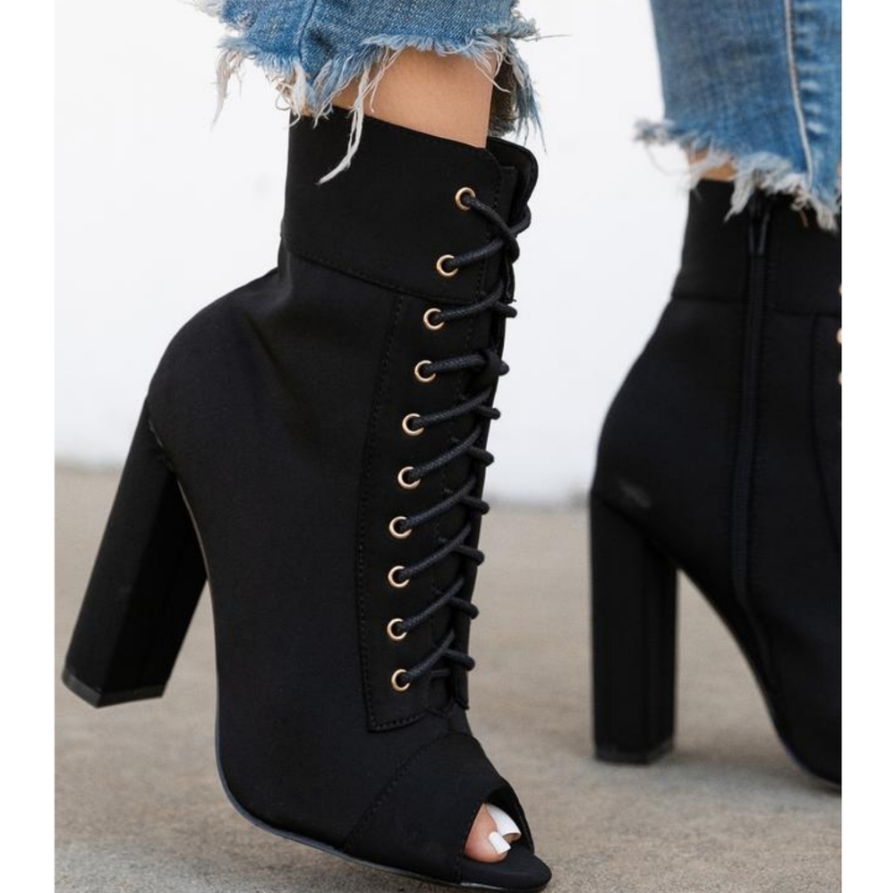 𝙇𝙖𝙨𝙩 9 & 10 🖤Lace-Up Peep-Toe Boot - BLACK
